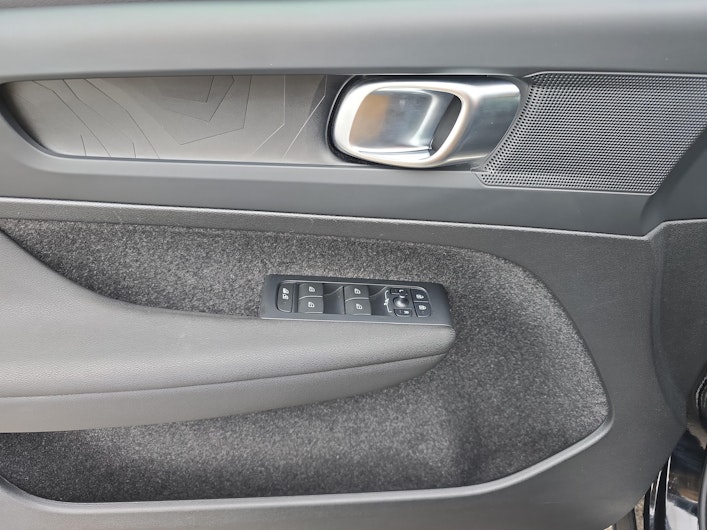 Vehicle image VOLVO C40