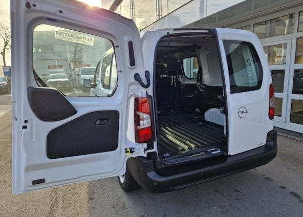 Vehicle image 16 Vehicle image 16