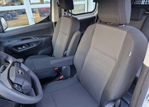 Vehicle image 4 Vehicle image 4