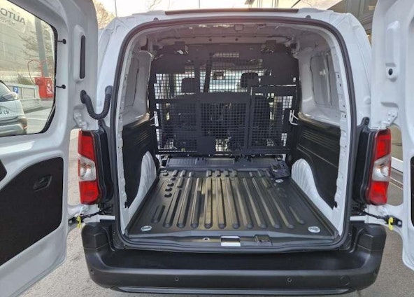 Vehicle image 17 Vehicle image 17