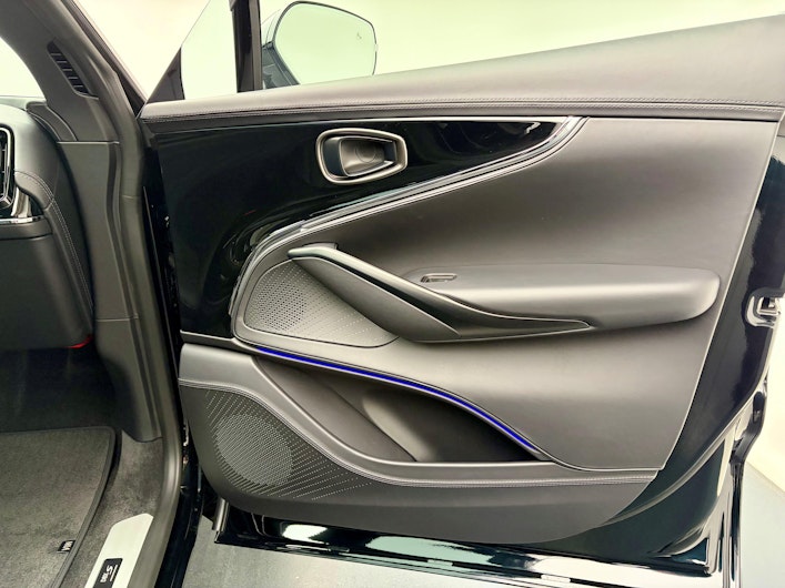 immagine del veicolo ASTON MARTIN DBX