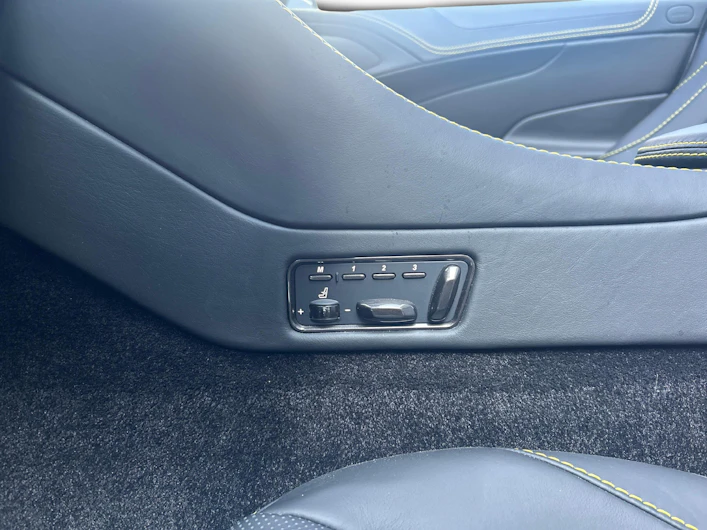 immagine del veicolo ASTON MARTIN V12 Vanquish