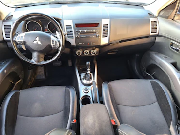 MITSUBISHI OUTLANDER 7