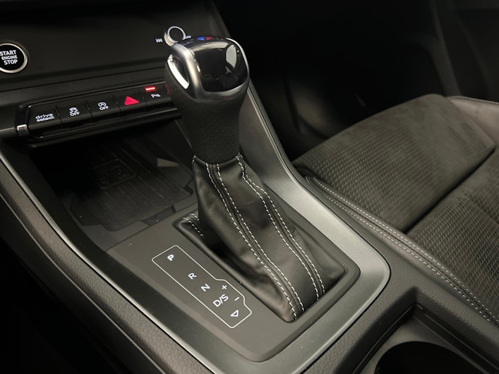 Vehicle image AUDI Q3