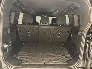 Vehicle image LAND ROVER Defender 110 3.0 D I6 250 X-Dynamic SE