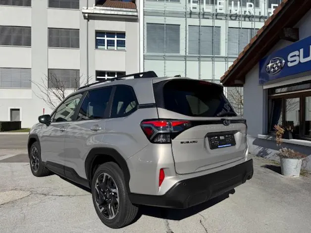 Subaru Forester Station 2.0i e-Boxer Swiss Plus