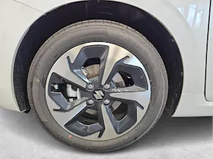 Suzuki Swift 1.2 Sakura Top Hybrid