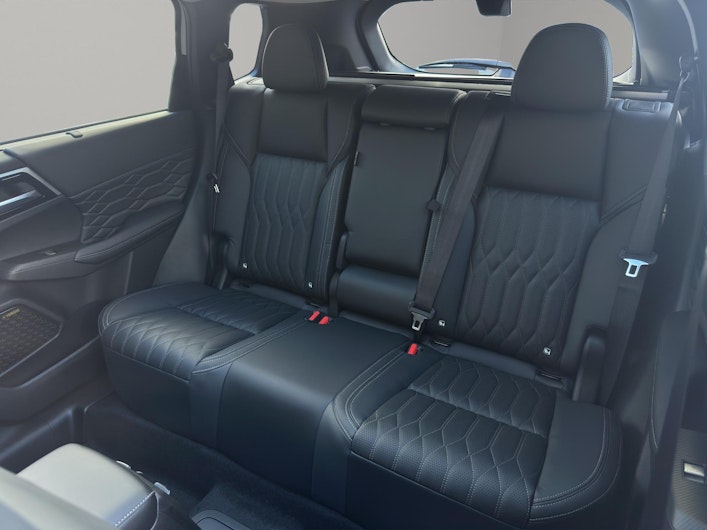 Vehicle image MITSUBISHI OUTLANDER