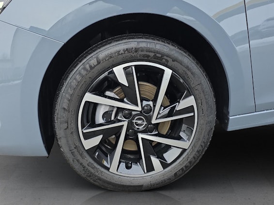 Vehicle image 16 Vehicle image 16