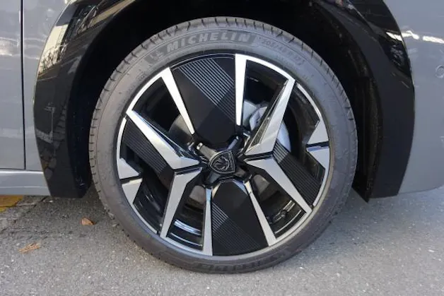 Peugeot 208 1.2 MHEV 110 GT