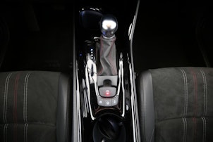 Vehicle image TOYOTA C-HR 2.0 VVTi HSD GR Sport