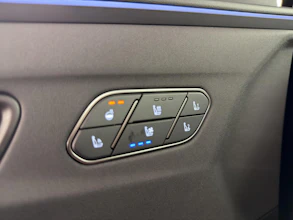 https://vehicle.imgix.net/4159673/04717512-f463-4cb6-8330-05f8202973e8.jpg
