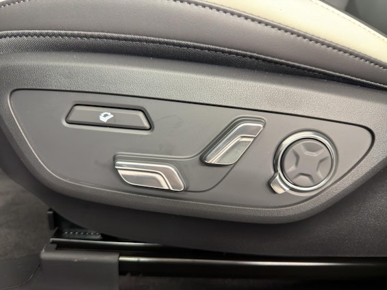 Vehicle image 12 Vehicle image 12