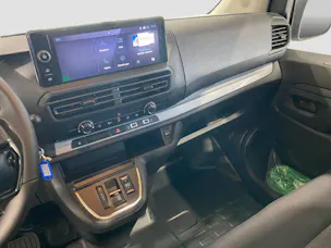 Peugeot e-Expert Plattform Standard 50 kWh 136 PS Brücke