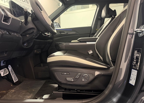 Vehicle image 6 Vehicle image 6