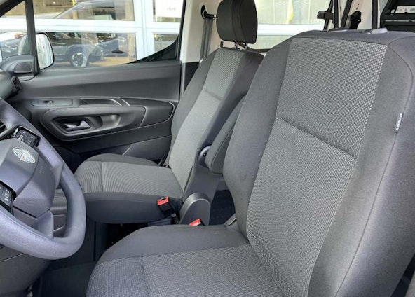 Vehicle image 4 Vehicle image 4