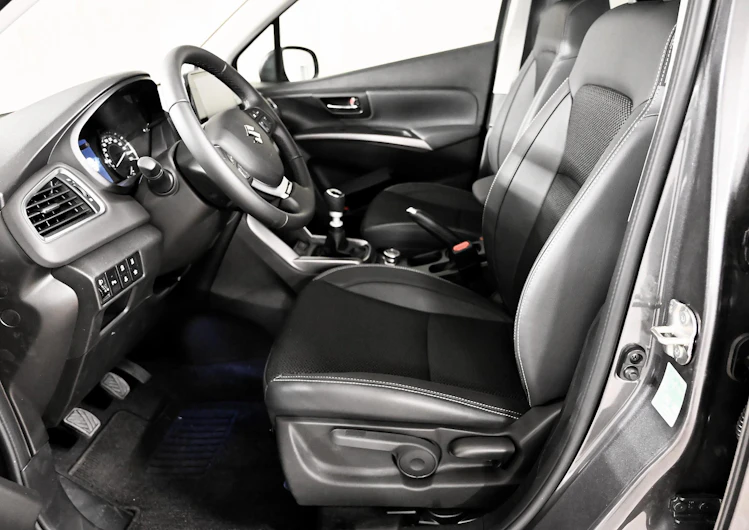 Fahrzeugbild SUZUKI S-CROSS