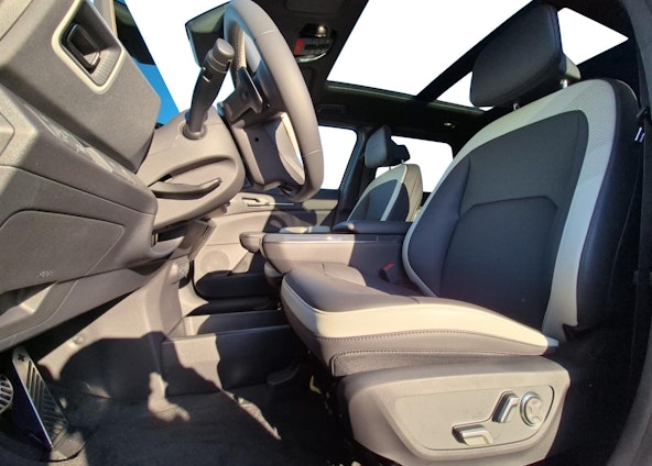 Vehicle image 4 Vehicle image 4