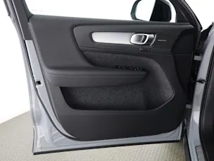 Volvo XC40 2.0 B3 MH Plus Dark