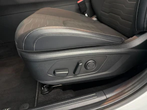 https://vehicle.imgix.net/4166936/f15e313b-bd85-4232-acdf-661f85ec576b.jpg