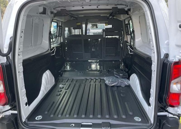 Vehicle image 16 Vehicle image 16