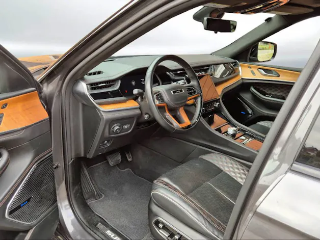 Jeep 5.7 HEMI V8 Summit Reserve
