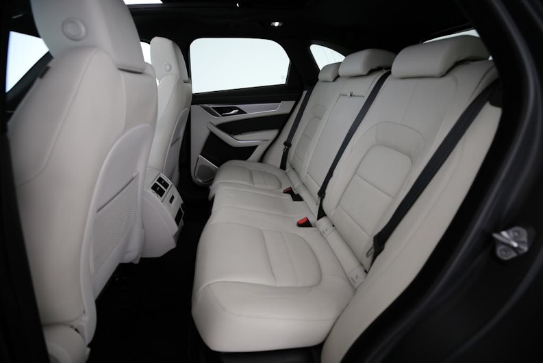 Vehicle image JAGUAR F-PACE