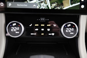 Vehicle image JAGUAR F-Pace 2.0 D I4 200 R-Dynamic SE AWD