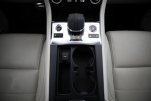 Vehicle image JAGUAR F-Pace 2.0 D I4 200 R-Dynamic SE AWD