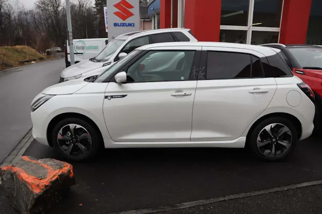 Suzuki Swift 1.2 Sakura Top Hybrid