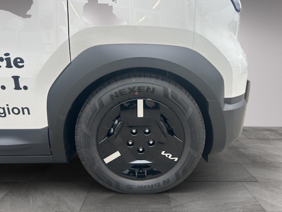 Vehicle image 18 Vehicle image 18