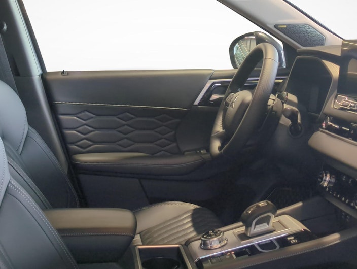 Vehicle image MITSUBISHI OUTLANDER