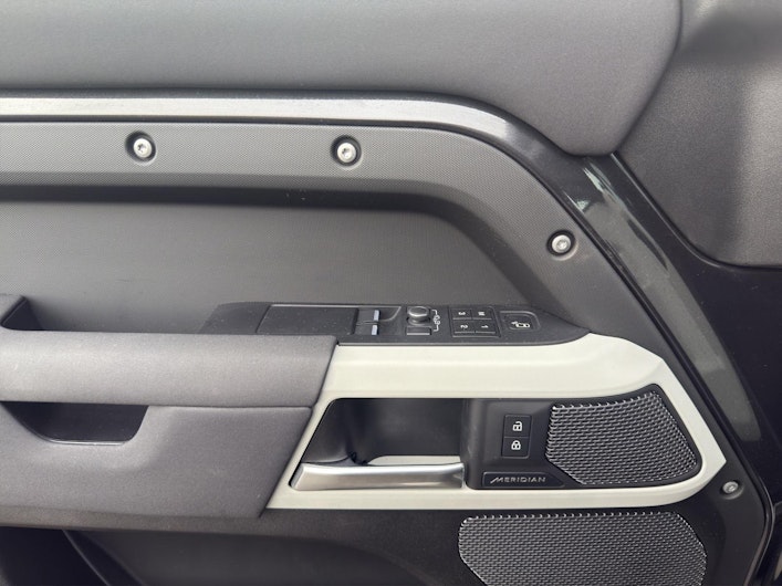 Vehicle image LAND ROVER DEFENDER