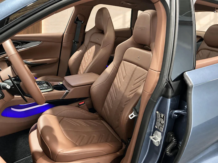 immagine del veicolo ASTON MARTIN DBX