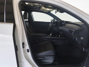 Fahrzeugbild LEXUS UX 300h F-Line + Gancio traino amovibile, pneumatici invernali e barre porta tutto inclusi