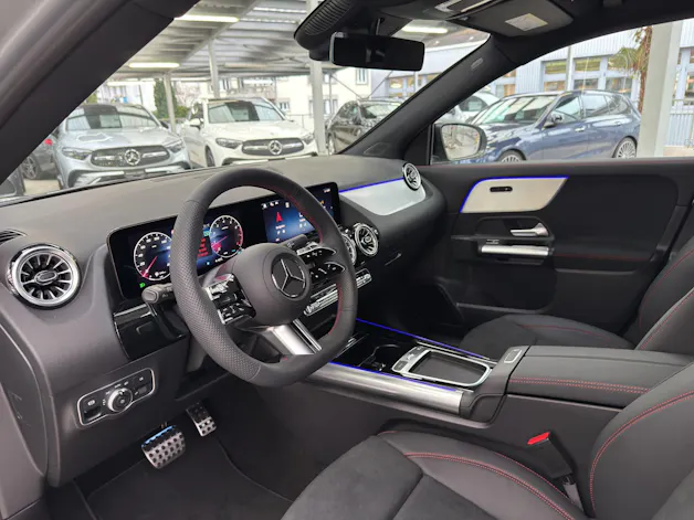 Mercedes-Benz GLA 250 4M - SwissStar / DISTRONIC / 360 Grad Kamera / AHK / Multibeam LED