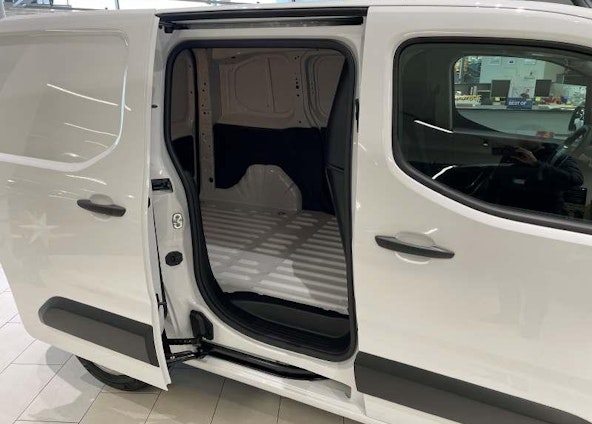 Vehicle image 3 Vehicle image 3