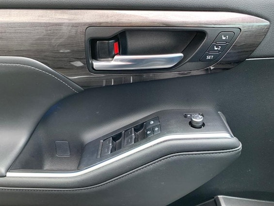 Vehicle image 15 Vehicle image 15