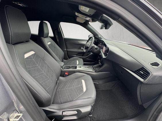 Vehicle image 14 Vehicle image 14