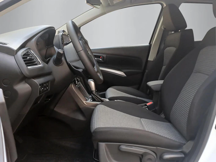 Fahrzeugbild SUZUKI S-CROSS