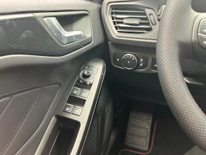 https://vehicle.imgix.net/4173012/6268550f-3182-496c-b9a8-5cbb31403d93.jpeg