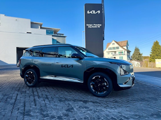 First vehicle image First vehicle image