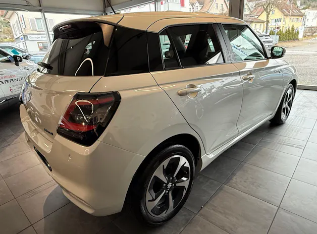 Suzuki Swift 1.2 Sakura Top Hybrid