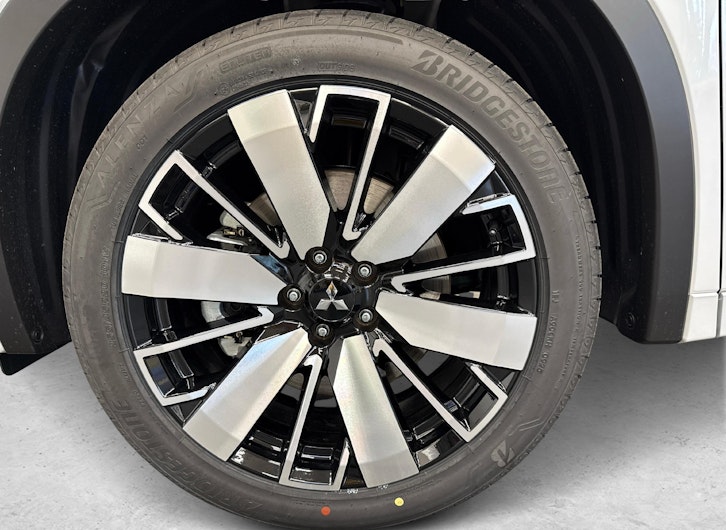 Vehicle image MITSUBISHI OUTLANDER