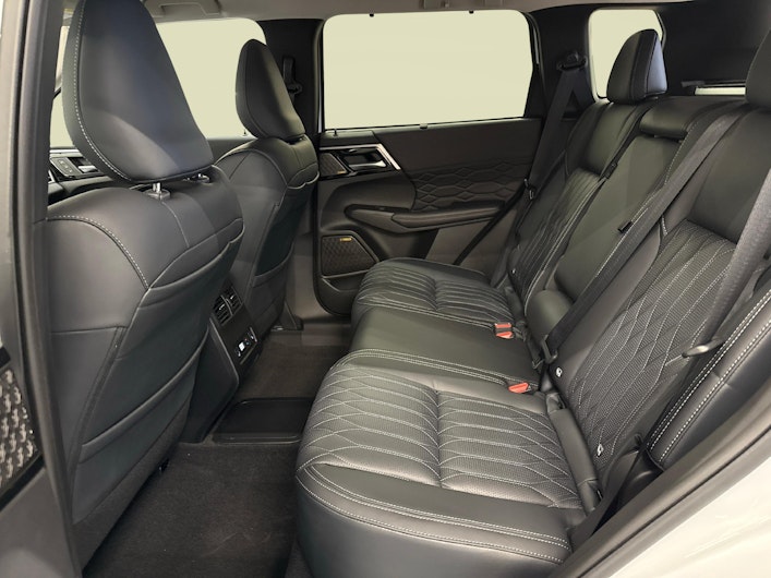 Vehicle image MITSUBISHI OUTLANDER