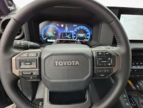 https://vehicle.imgix.net/4178012/95f26fb0-e370-4704-854d-47797cad18de.jpg