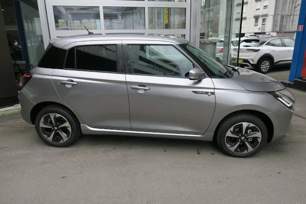 Suzuki Swift 1.2 Sakura Top Hybrid 4x4