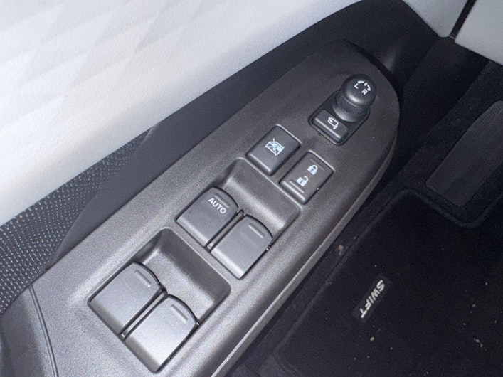 immagine del veicolo SUZUKI SWIFT