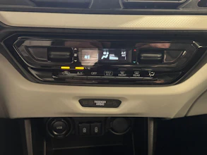 https://vehicle.imgix.net/4178228/e853af03-961f-47aa-9e19-4021027caf4b.jpeg