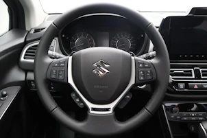 Fahrzeugbild SUZUKI S-Cross 1.4 T Sakura Top Hybrid 4x4